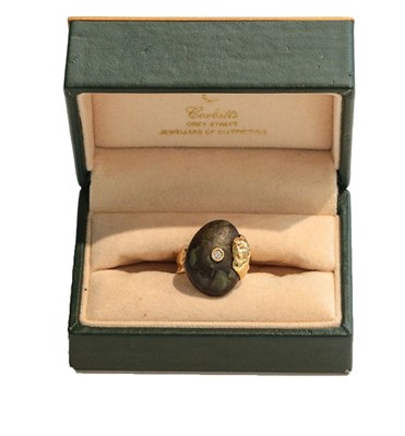 Lot 251 - A diamond and hardstone ring, the irregular...