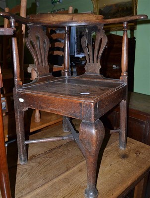 Lot 497 - An oak corner chair