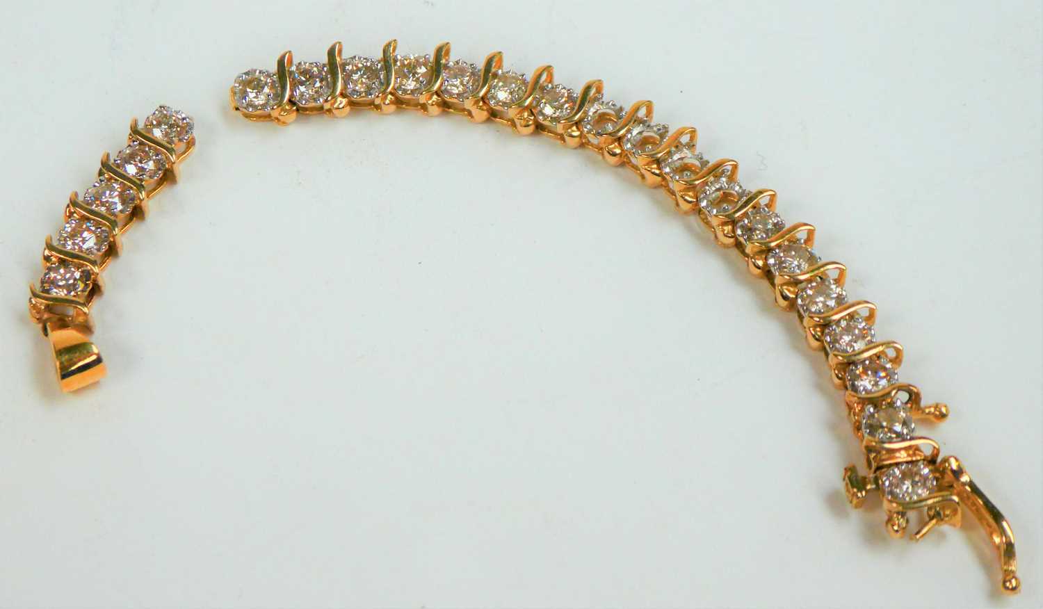 Lot 80 - An articulated diamond pendant, length 2.8cm...