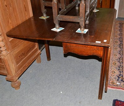 Lot 513 - A George III mahogany drop-leaf table