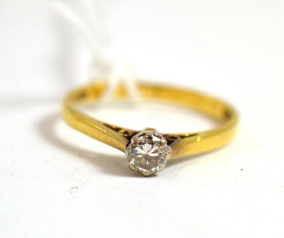 Lot 32 - An 18ct gold diamond solitaire ring, estimated diamond weight 0.25 carat approximately