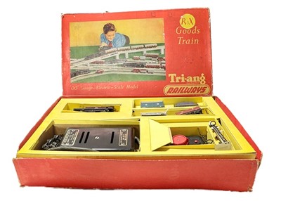 Lot 3295 - Triang OO Gauge R3X Goods Set