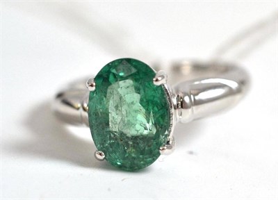 Lot 48 - An 18ct white gold emerald ring
