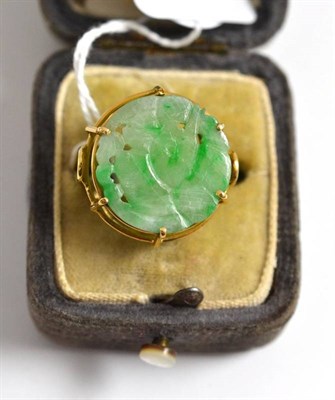 Lot 60 - A jade ring