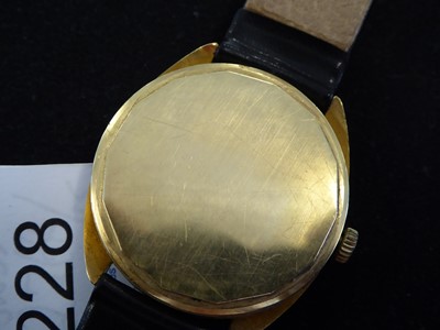 Lot 2228 - An 18 Carat Gold Automatic Day/Date Centre Seconds Wristwatch