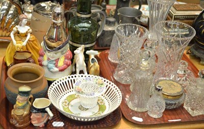 Lot 118 - Tray of glassware and a tray of ornaments