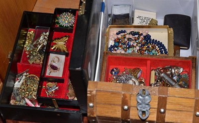 Lot 175 - A quantity of costume jewellery