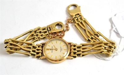 Lot 198 - A 9ct gold lady's sovereign wristwatch