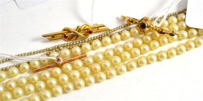 Lot 199 - A cultured pearl necklace, a necklace, two brooches and a T-bar