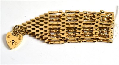 Lot 200 - A 9ct gold gate bracelet