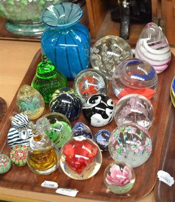 Lot 246 - A tray of assorted glass paperweights and a Mdina vase