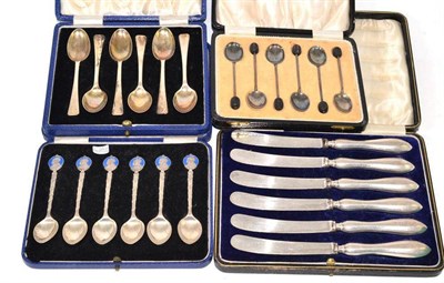 Lot 306 - Cased set of six 1910-35 silver jubilee teaspoons, cased set of silver coffee bean spoons,...