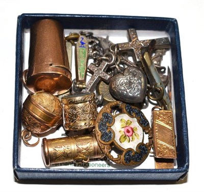 Lot 327 - A 9ct gold collapsible cheroot holder, a 9ct gold miniature rat trap, miniature drum, etc