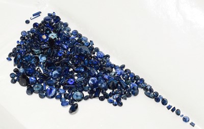 Lot 142 - A quantity of loose sapphires, totalling 28.60...