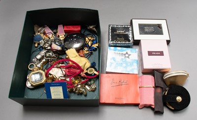 Lot 220 - Quantity of assorted modern scent accessories...