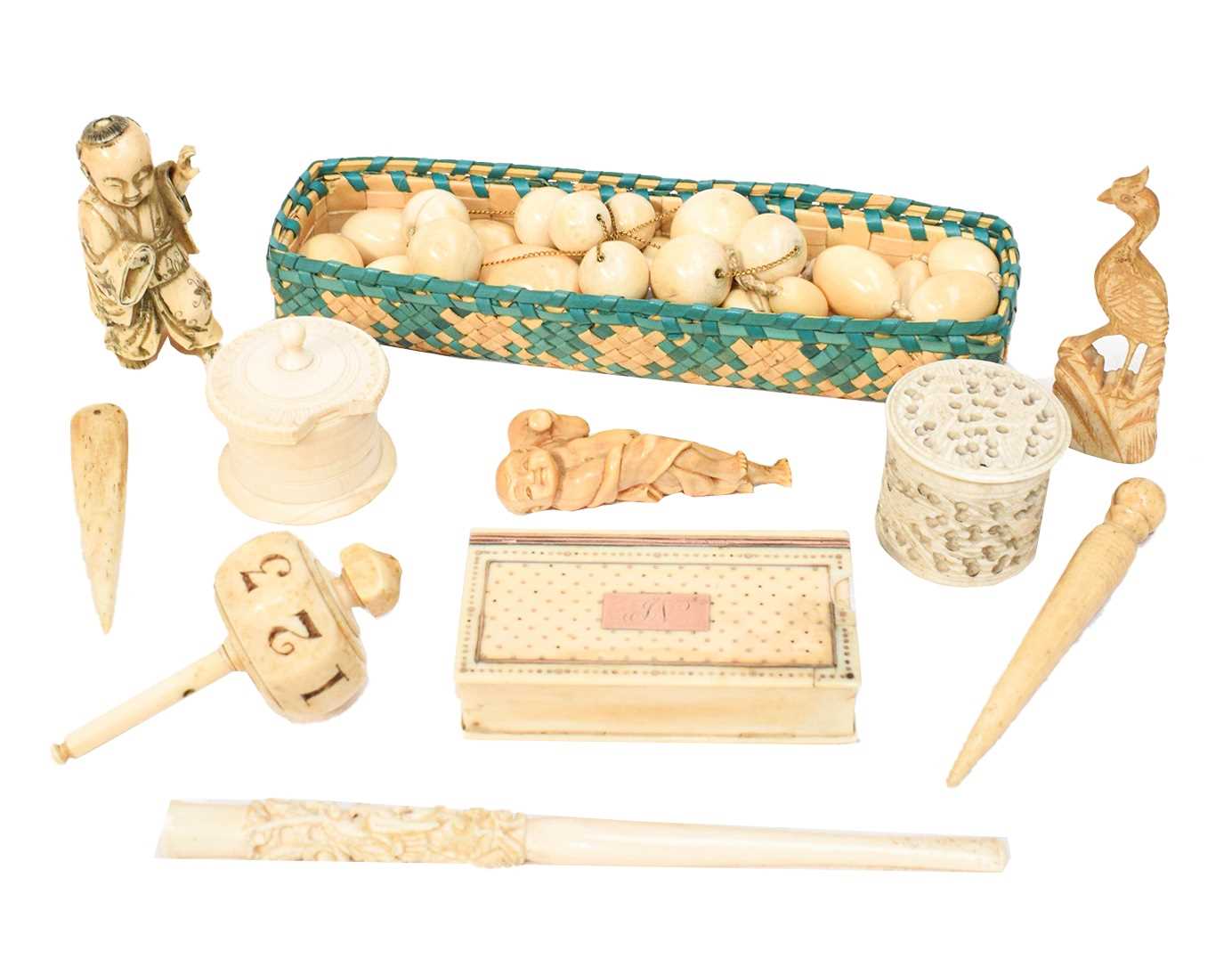 Lot 77 - An early 19th-century ivory snuffbox with gold...