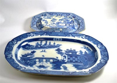 Lot 430 - A Leeds blue and white meat plate and a small tureen stand