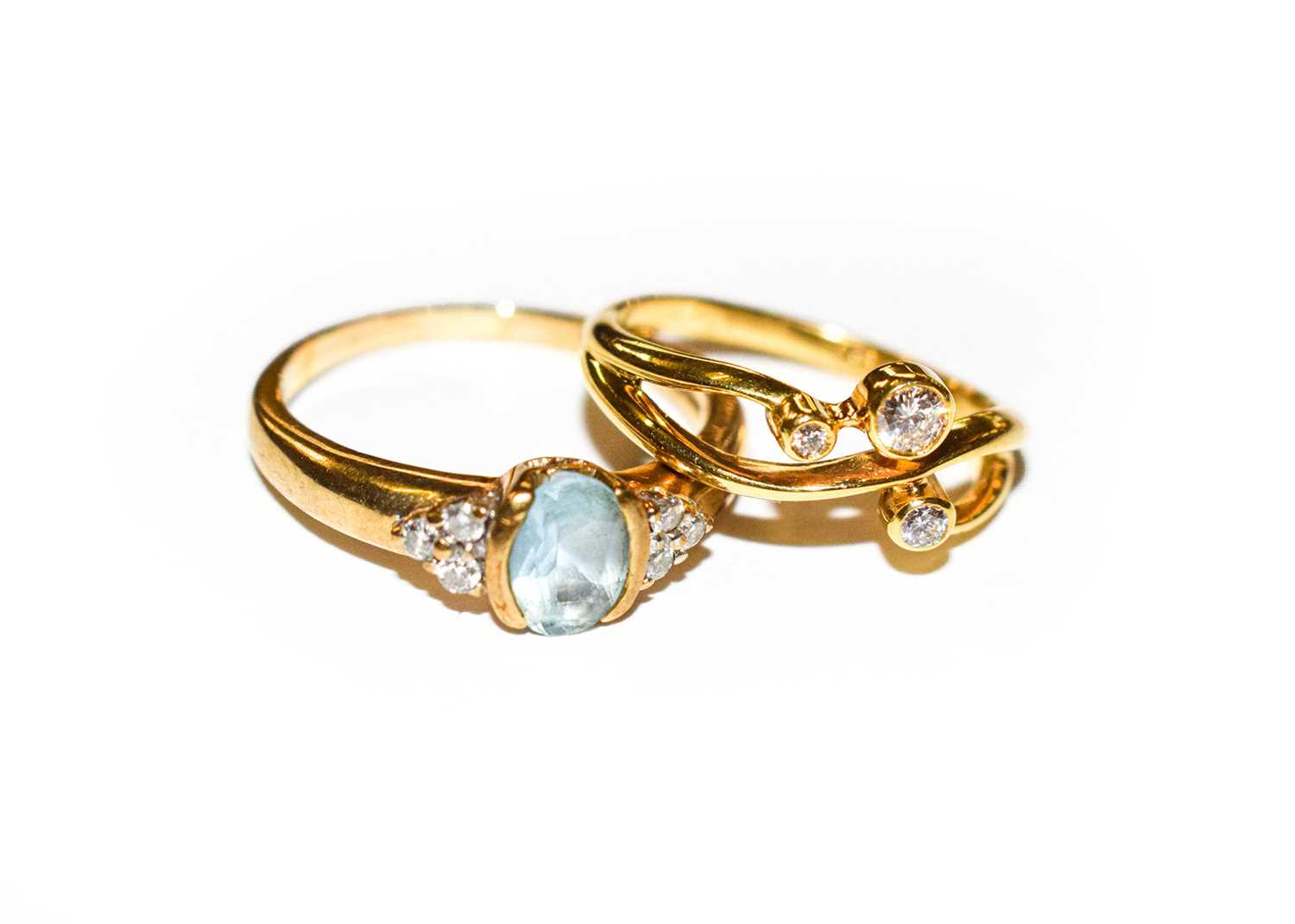 Lot 184 - An 18 carat gold diamond ring, finger size M;...