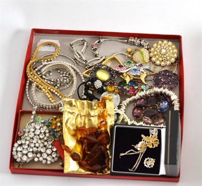 Lot 476 - A small quantity of costume jewellery including paste set brooches, necklaces, bracelets,...