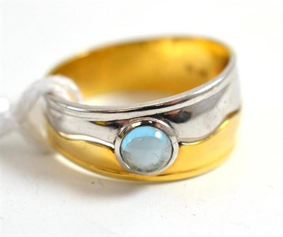 Lot 489 - A two colour ring