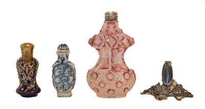 Lot 378 - A scent-bottle in the form of a necklace, a...
