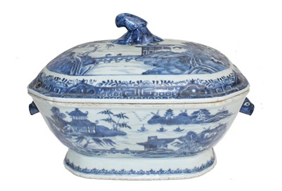 Lot 10 - A Chinese Qianlong period tureen and cover...