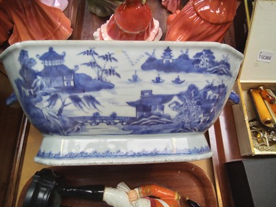 Lot 10 - A Chinese Qianlong period tureen and cover...