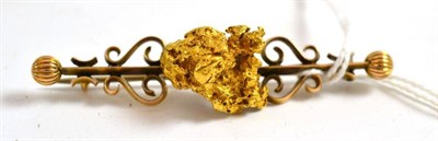 Lot 521 - A gold nugget brooch