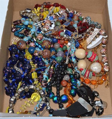 Lot 527 - A mixed lot of beads