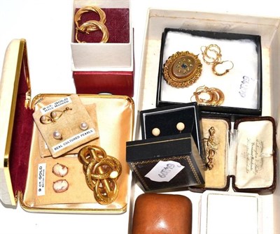 Lot 563 - Assorted jewellery including brooches, earrings etc