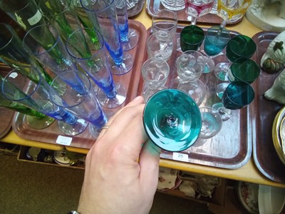 Lot 25 - A quantity of mainly coloured glassware to...