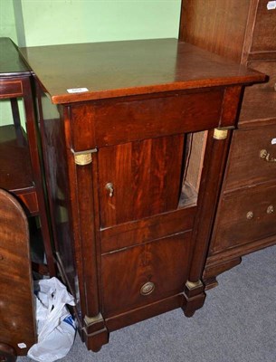 Lot 664 - A Regency mahogany commode