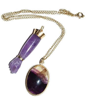 Lot 69 - An amethyst hand pendant, stamped '18K',...