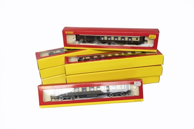 Lot 3269 - Hornby (China) OO Gauge Super Detail Pullman Coaches