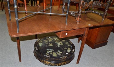 Lot 740 - An oak gateleg table