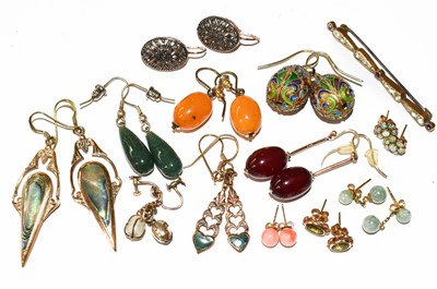 Lot 121 - A quantity of earrings including a pair of 9...