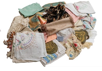 Lot 1074 - Assorted white linen and decorative textiles...