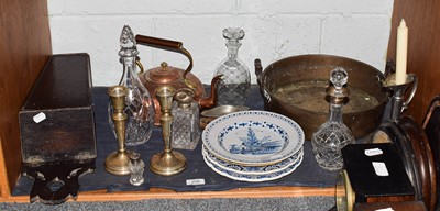 Lot 206 - A mixed group of items including a pair of...