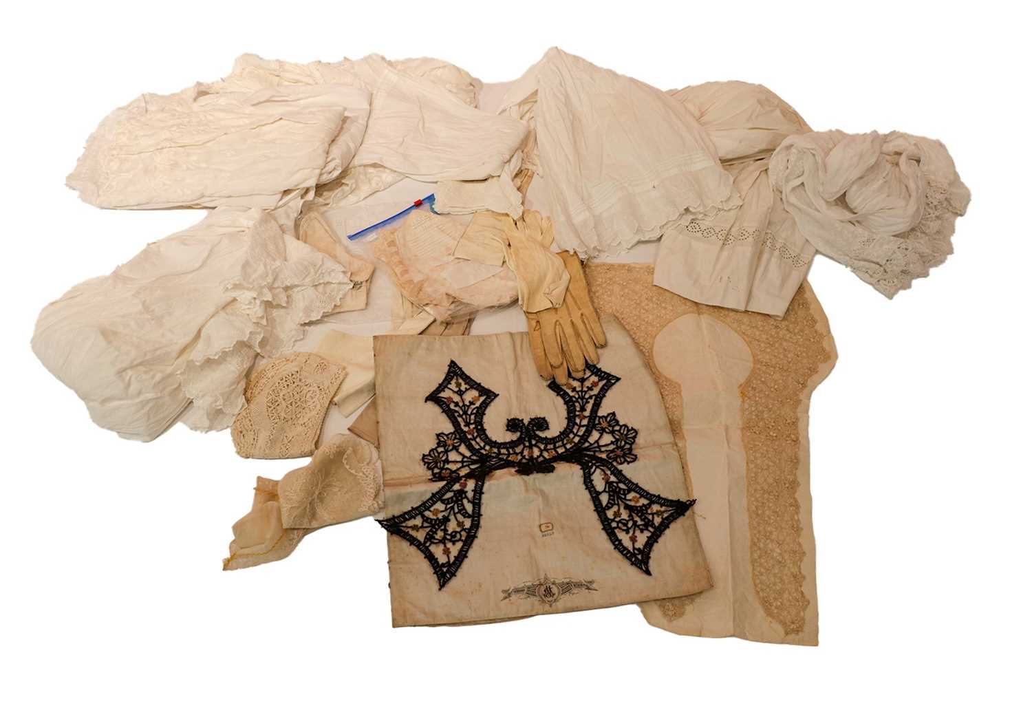 White Baby Robe Lot 1005 - Assorted white cotton baby robes,