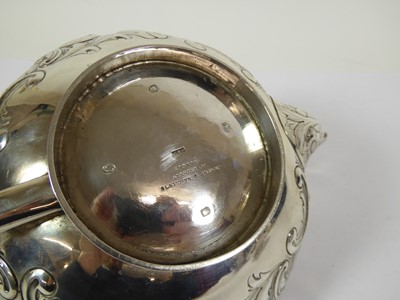Lot 2089 - A Victorian Silver Teapot
