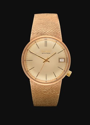 Lot 2204 - A 9 Carat Gold Electronic Calendar Centre Seconds Wristwatch