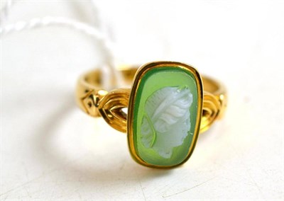 Lot 10 - An 18ct gold hardstone cameo set ring