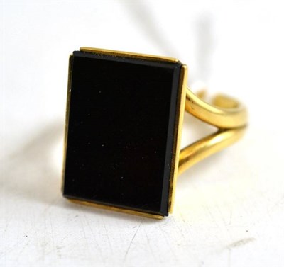 Lot 11 - A jet ring, stamped '18CT'