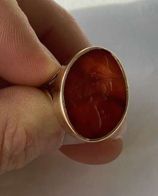 Lot 288 - A cornelian intaglio ring, finger size P