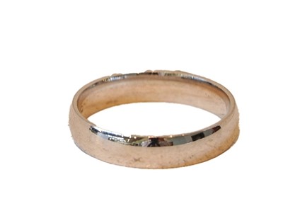 Lot 289 - A 9 carat white gold band ring, finger size V