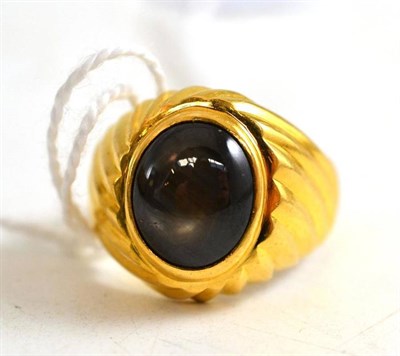 Lot 17 - A cabochon star stone ring, stamped '916'