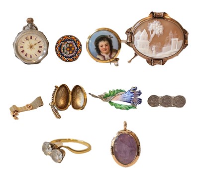 Lot 266 - A collection of jewellery including a split...