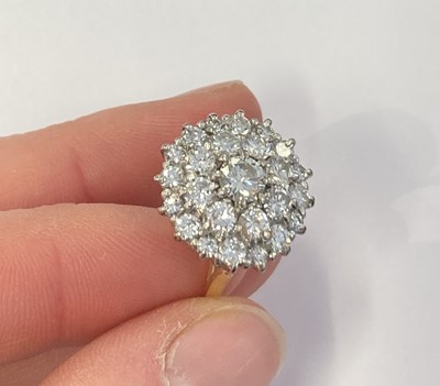 Lot 2021 - A Diamond Cluster Ring