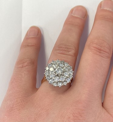 Lot 2021 - A Diamond Cluster Ring