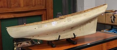Lot 1142 - A large pond yacht hull, 138cm; together with...
